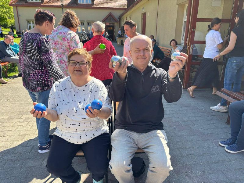 mieszkańcy domu podczas rozgrywek w bule
