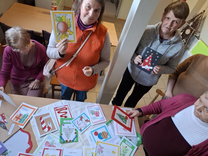 mieszkańcy czytają życzenia