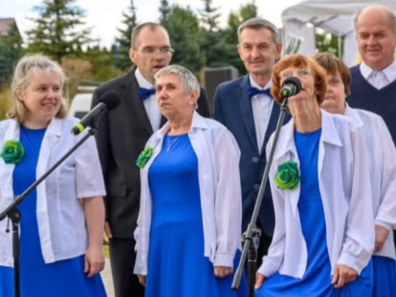 mieszkańcy występują na dożynkach