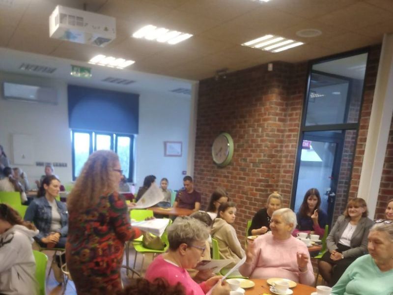 mieszkańcy na spotkaniu w bibliotece