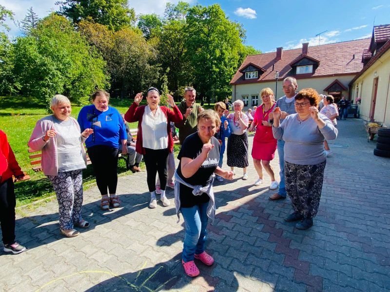 mieszkańcy podczas gier podwórkowych