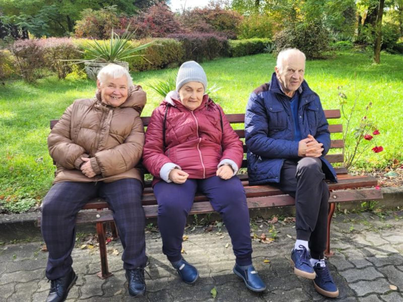 mieszkańcy odpoczywają na ławce