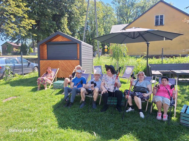 odpoczynek w ogrodzie lodziarni