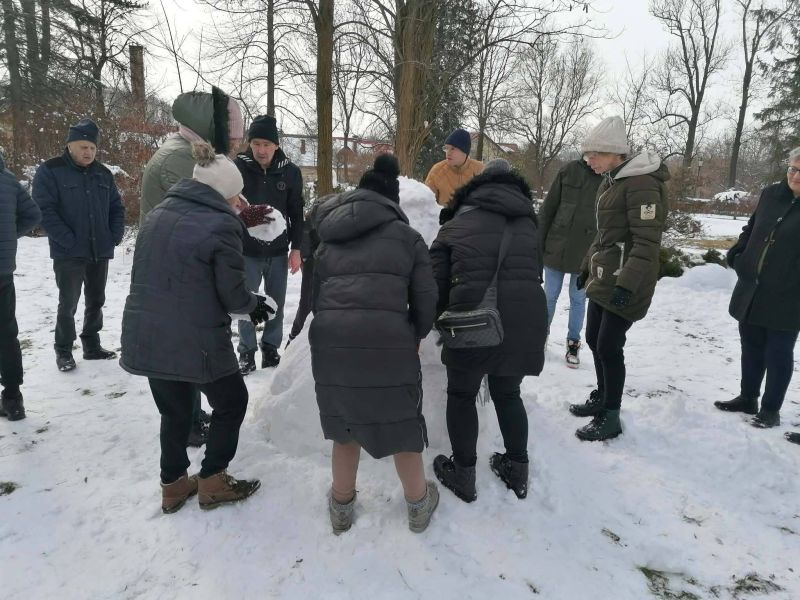 lepienie bałwana przez mieszkańców