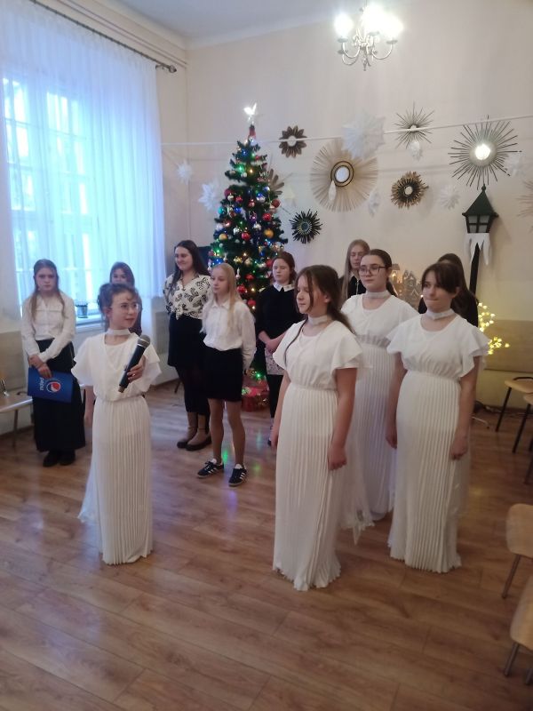 występ uczniów z Psar