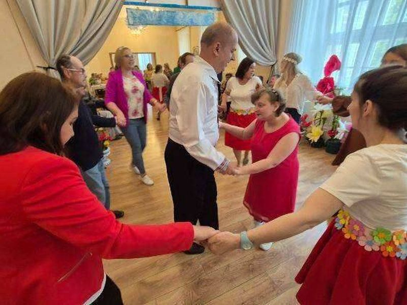 mieszkańcy tańczą podczas majówki