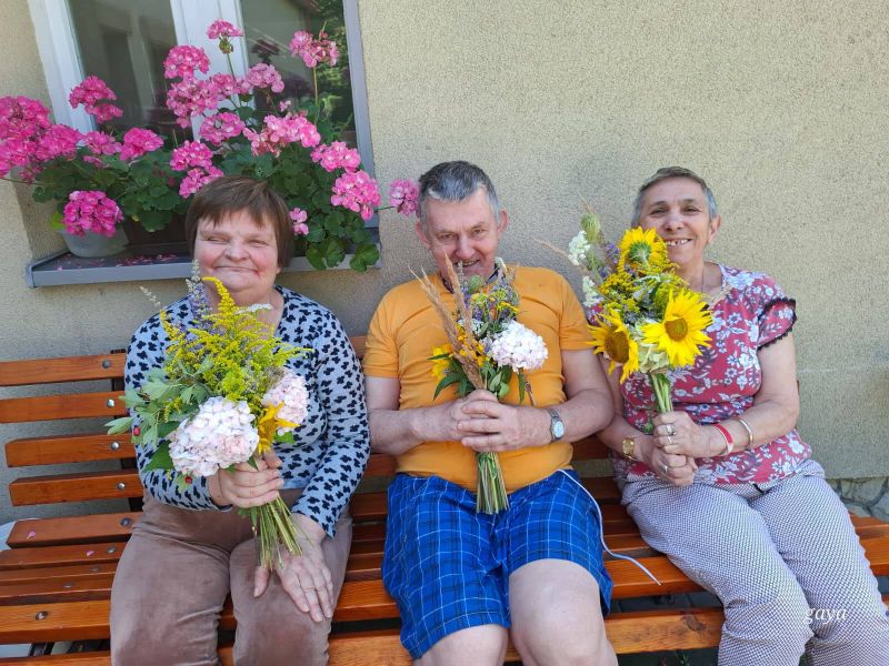 mieszkańcy z bukietami ziół