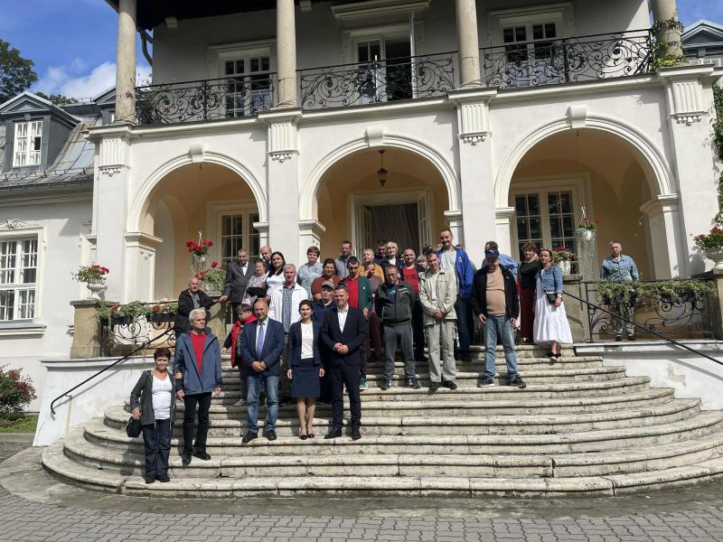 wspólne zdjęcie na schodach pałacu