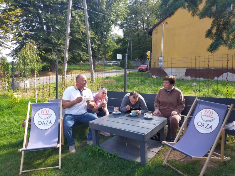 mieszkańcy w ogródku