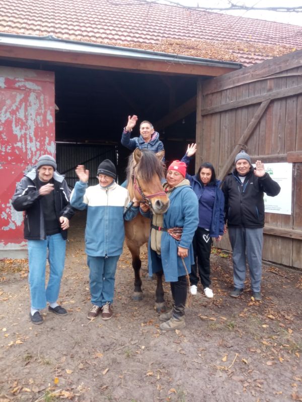 mieszkańcy na konikach