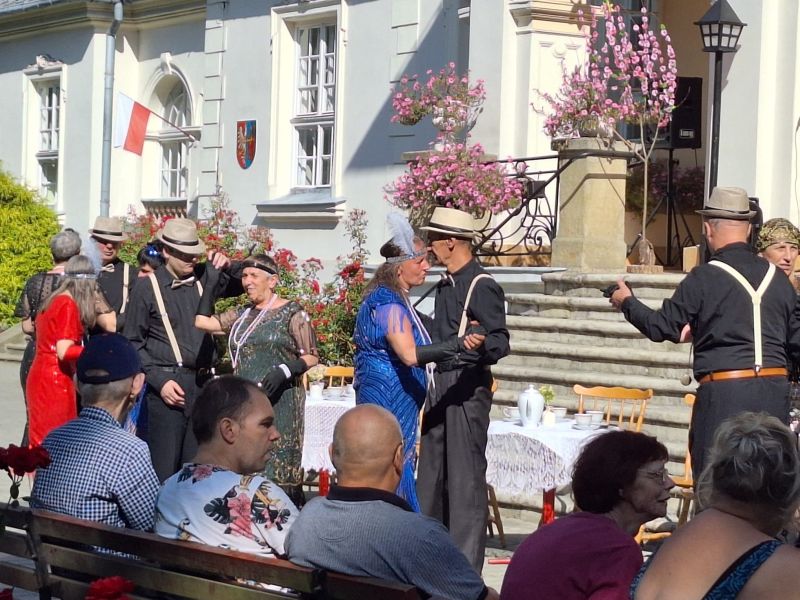 taniec przed pałacem