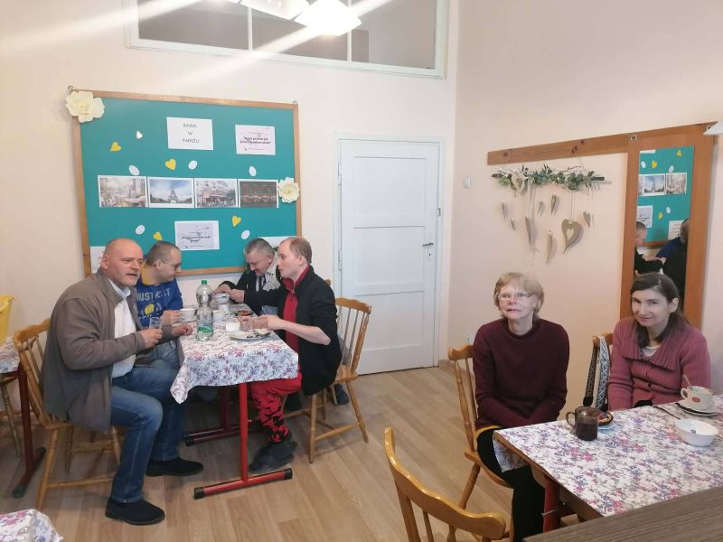 mieszkańcy w kawiarence rozmawiają o bezpieczeństwie