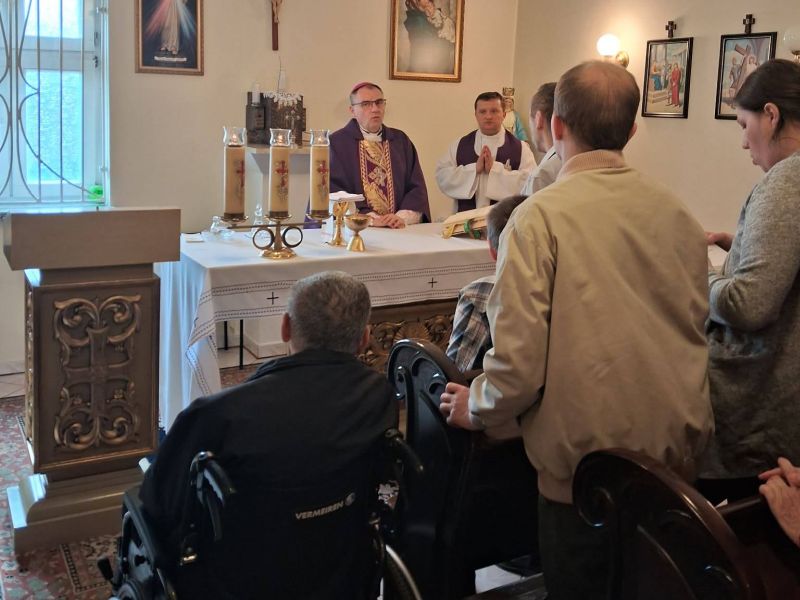 biskup odprawia mszę świętą