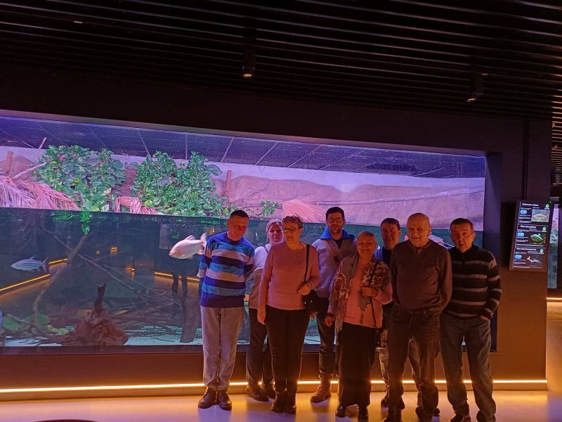 mieszkańcy w ogrodzie