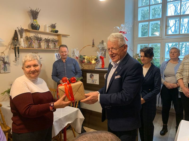 mieszkanka dostaje prezent od Pana Arkita