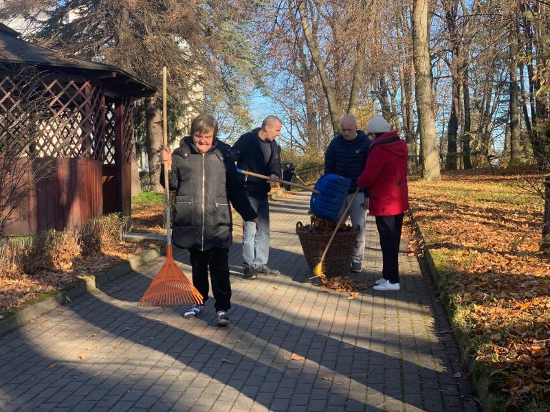 mieszkańcy domu podczas porządków