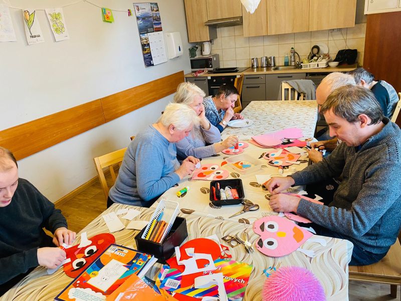 mieszkańcy domu podczas zajęć