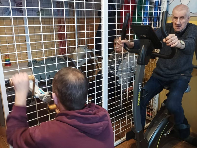 mieszkańcy podczas ćwiczeń