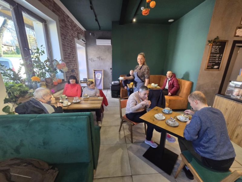 mieszkańcy w kawiarence