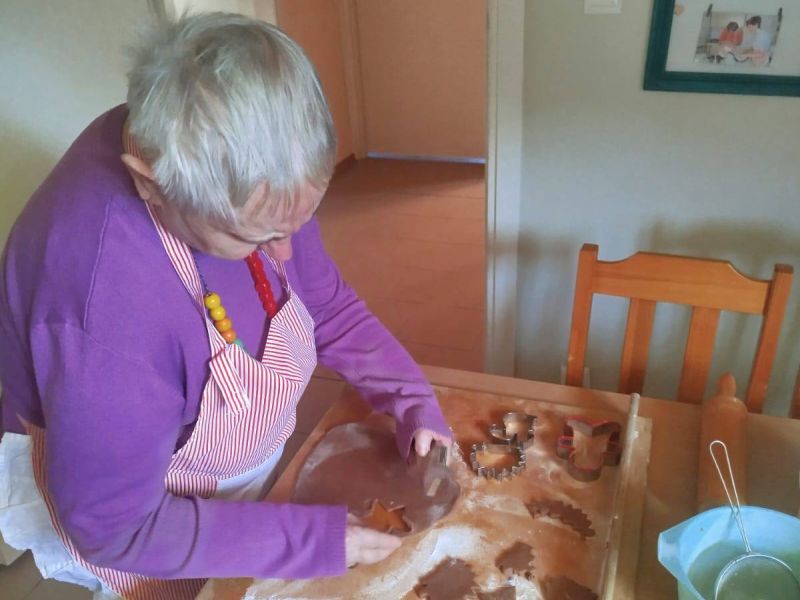 mieszkanka robi ciasteczka