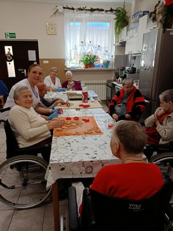 seniorzy robią pierniczki