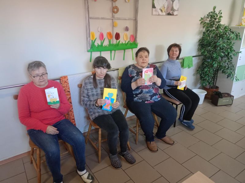 mieszkanki z kartkami świątecznymi