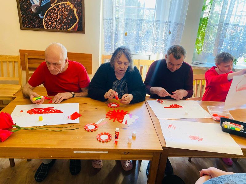 mieszkańcy robią kotyliony