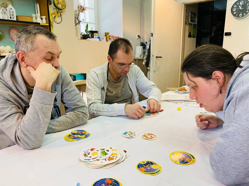 mieszkańcy w trakcie zabawy