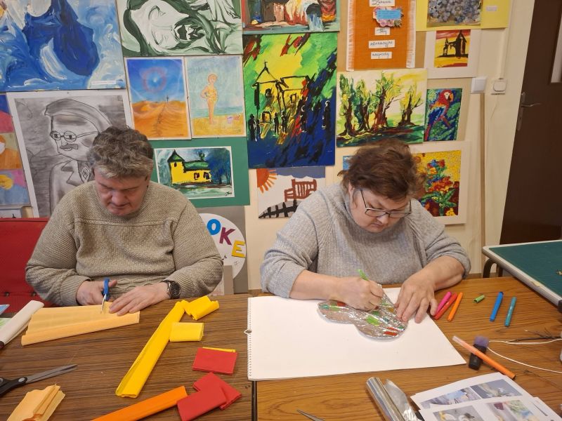 mieszkańcy robią walentynkowe serduszka