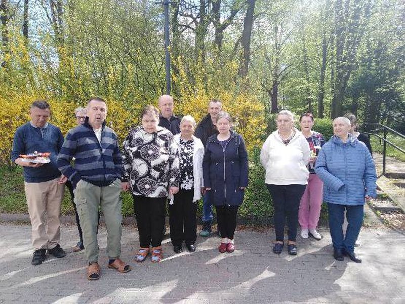 mieszkańcy z koszykami do święcenia