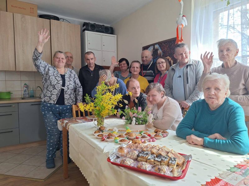 mieszkańcy przy wielkanocnym stole