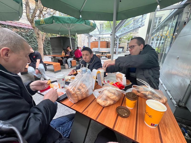 mieszkańcy domu na jarmarku wielkanocnym