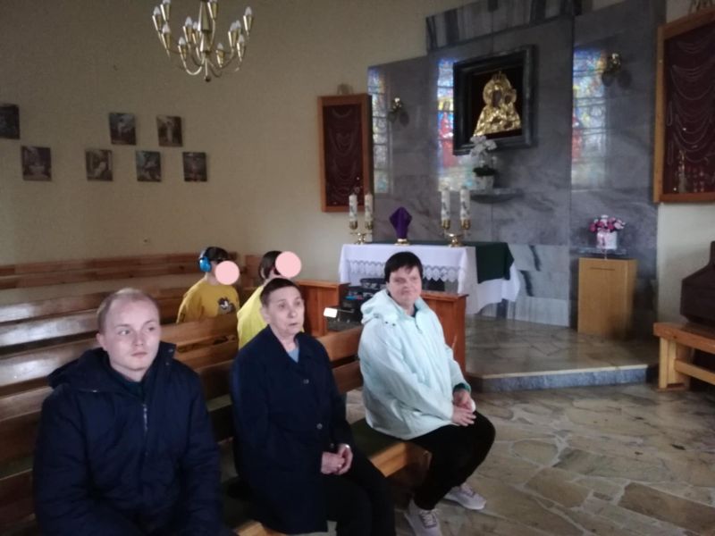 mieszkańcy na uroczystościach wielkopiątkowych