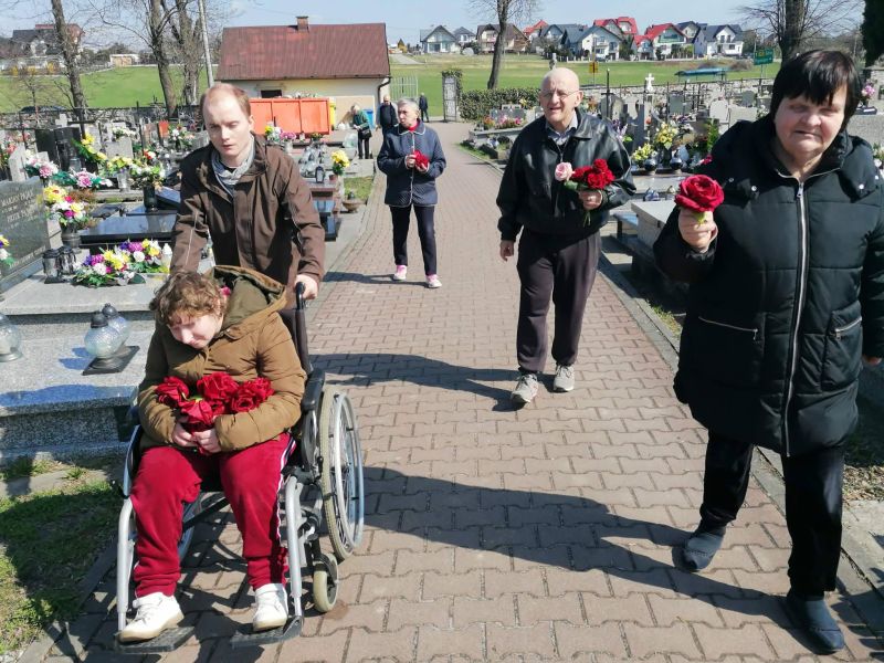 mieszkańcy na cmentarzu