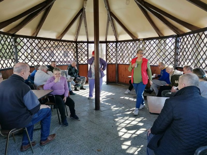 mieszkańcy odpoczywają w altanie