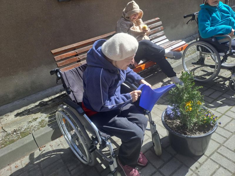 podlewanie roślin przez mieszkankę domu