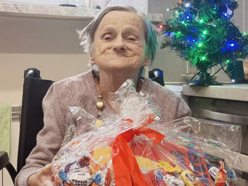 mieszkanka domu z paczką