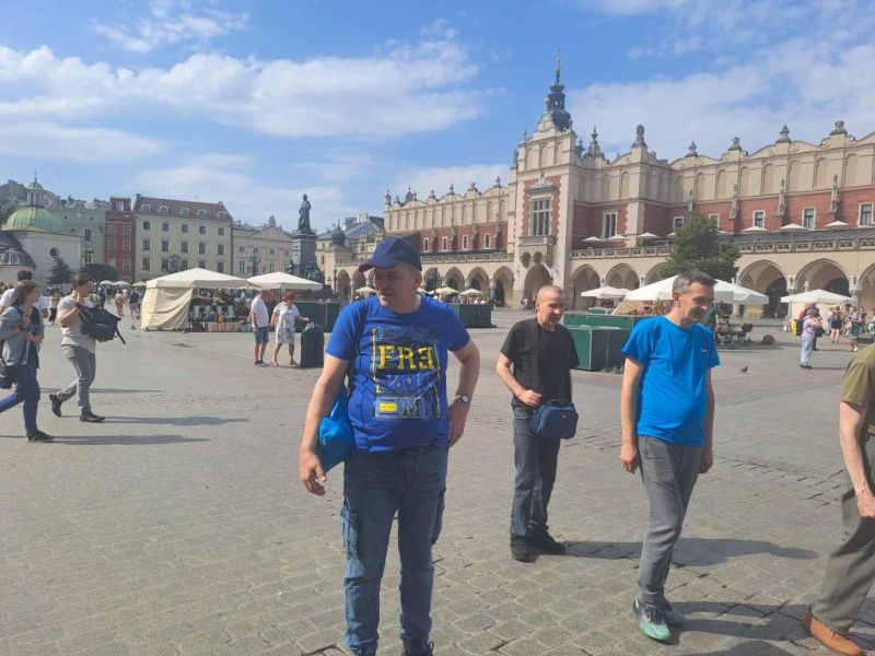 mieszkańcy na Rynku w Krakowie