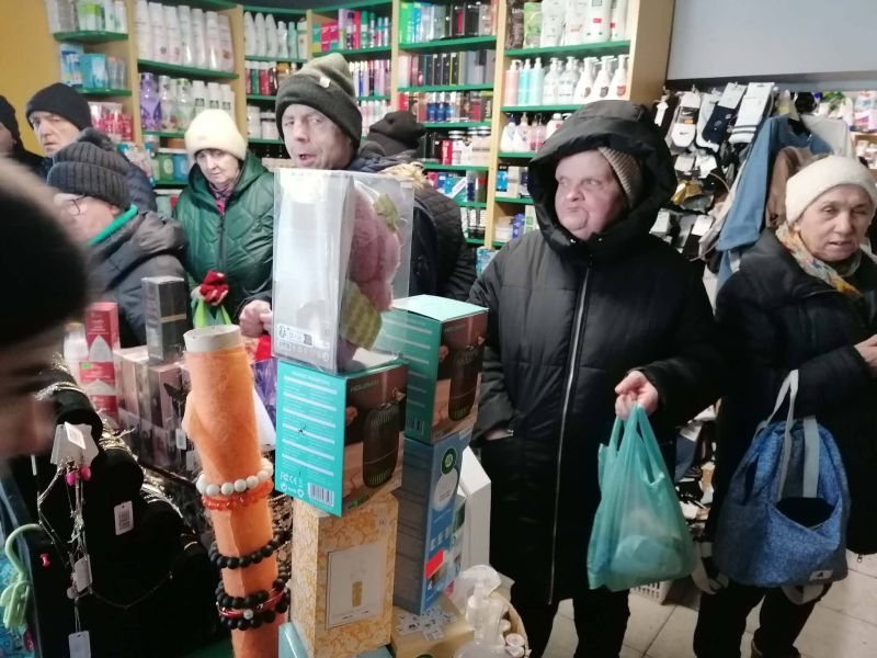 mieszkańcy na zimowych zakupach