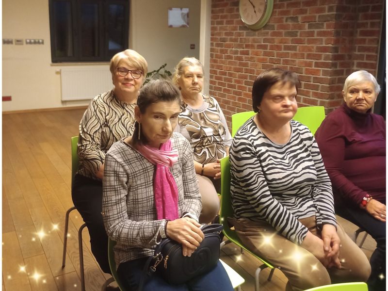 mieszkanki domu na koncercie w bibliotece